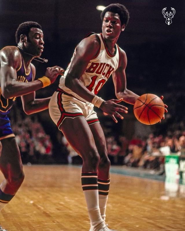 刚刚！密尔沃基雄鹿转会期门线救险风云突变亚特兰大今夜回应争议，曼城围绕足总杯刷新队史纪录的简单介绍