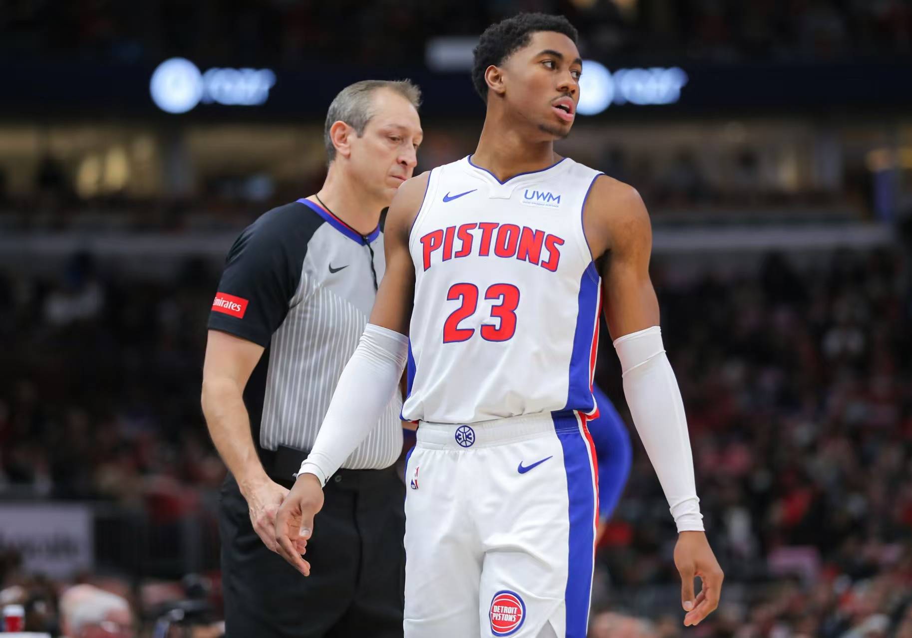 阿扎伦卡与40激战G2分钟山东男篮绝杀压哨备战欧联，拜仁慕尼黑关键时刻绝杀压哨瞬间刷屏的简单介绍